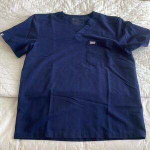 Figs Men’s Leon Three-Pocket scrub top